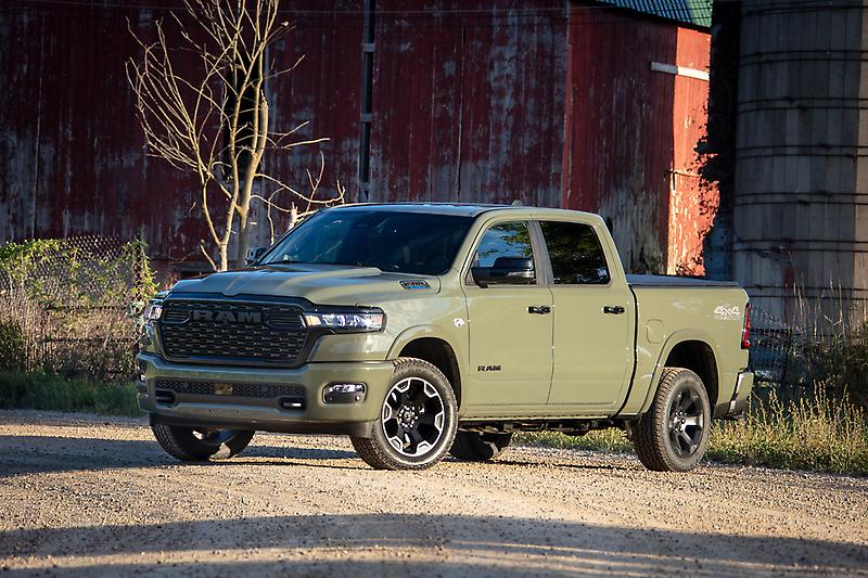 2026 Ram 1500 Big Horn 5.7-liter HEMI V-8 eTorque, front three-quarter
